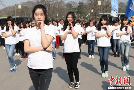 孙怡晒女儿初冬背影照，穿粉色面包服乖巧可爱